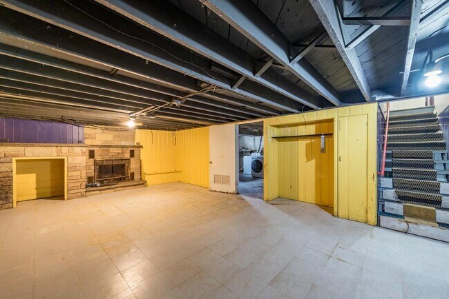 Building Photo - 618 N Oplaine Rd