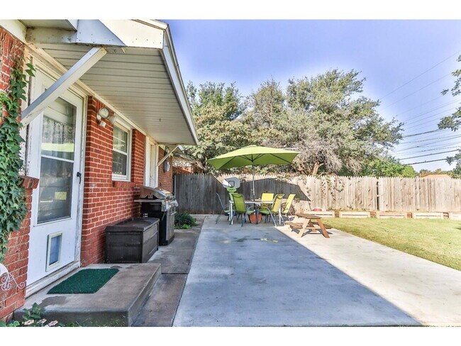 Building Photo - Beautiful Home Located Near Elementary & P...