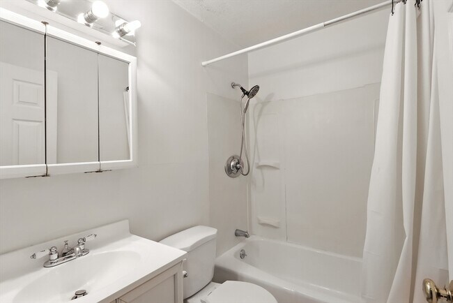 Building Photo - 18 Kenmar Dr