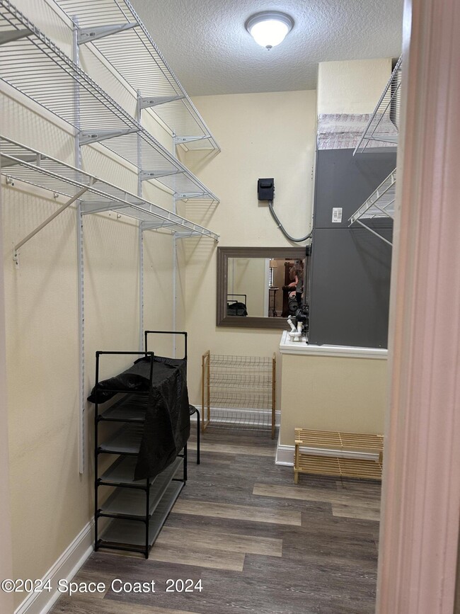 Building Photo - 8667 Villanova Dr