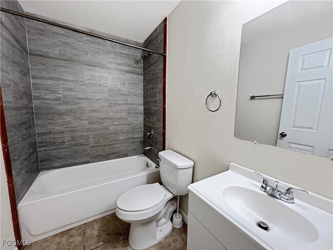 Building Photo - 111 SE 2nd Ave