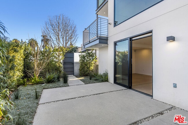 Building Photo - 2019 Barry Ave