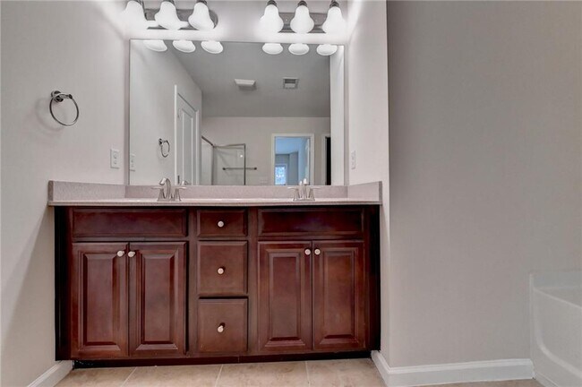 Building Photo - 2152 Greencrest Cir