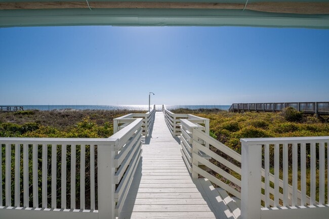 Building Photo - VINTAGE BEACHFRONT COTTAGE PERFECT FOR COZ...