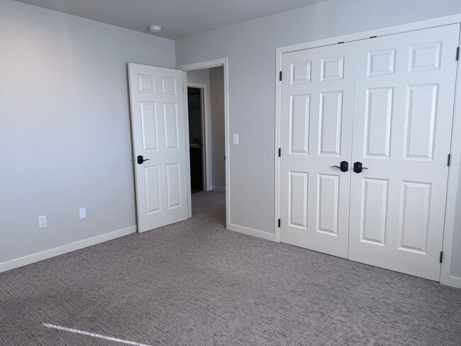 Building Photo - Stunning 4 Bedroom West Valley Townhome - $500 SPECIAL MOVE IN CREDIT