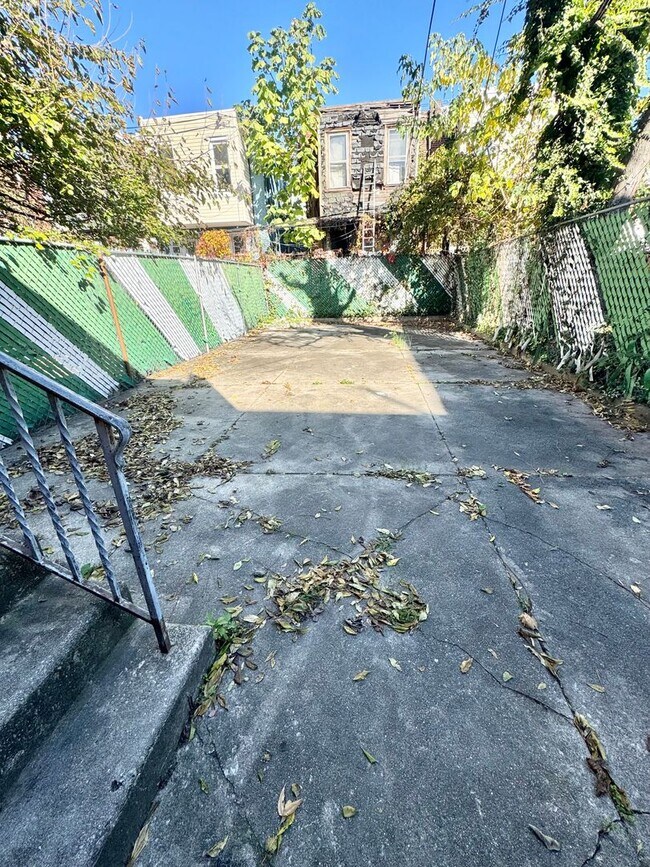 Building Photo - 5027 Walnut St