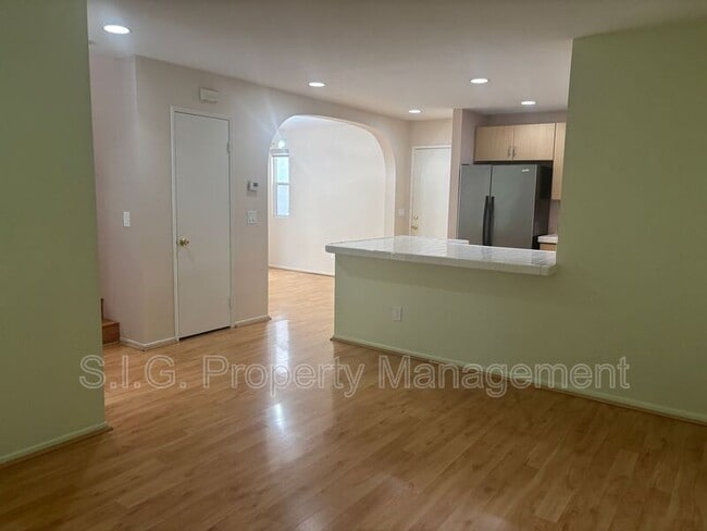 Building Photo - 202 Cancion Way