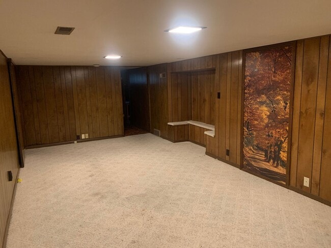 Building Photo - 3 bedroom, 1.5 Bath Home located near Skyv...