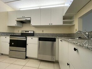 Building Photo - 820 Twin Lakes Dr