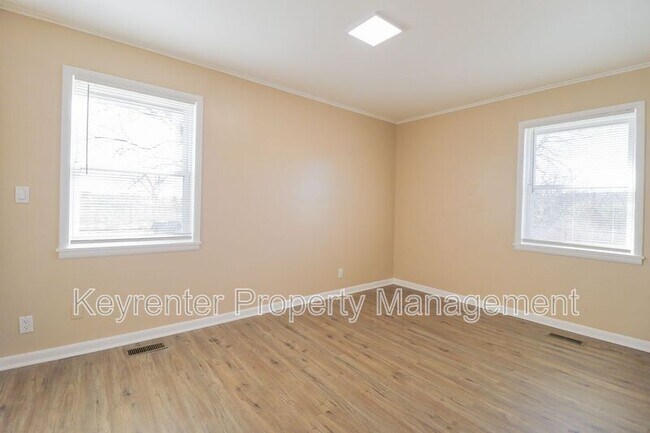 Building Photo - 1705 Bixby Rd