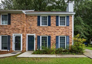 Building Photo - Two bedroom townhome in prime location!