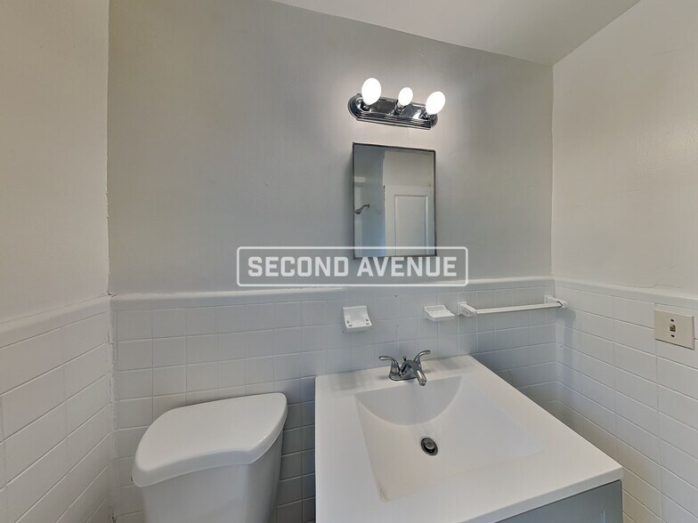 Building Photo - 7333 Roslyn Rd