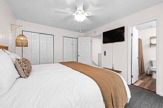 Building Photo - 17462 Front Beach Rd