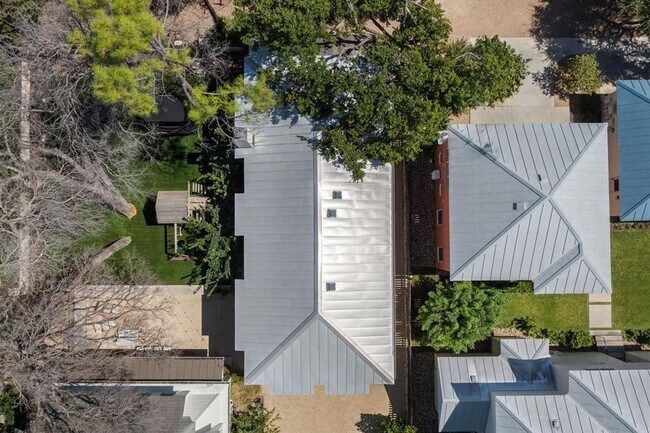 Building Photo - 1112 W 10th St
