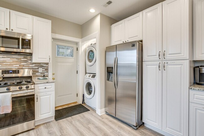 Building Photo - 1538 Fowler Ave