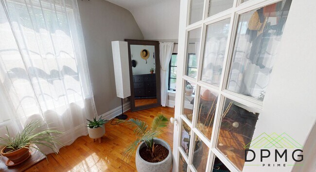 Building Photo - 132 S Clemens Ave