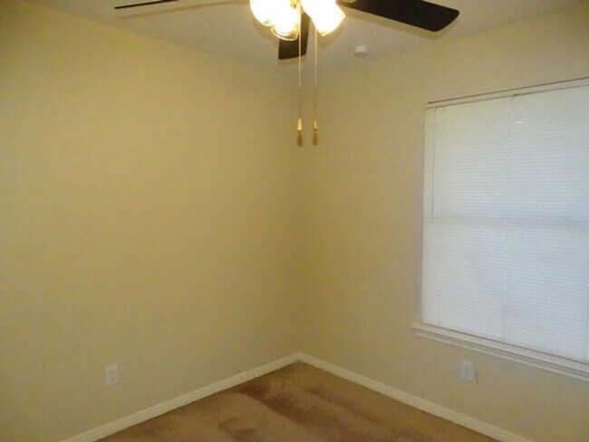 Building Photo - 5907 Deer Lake Dr