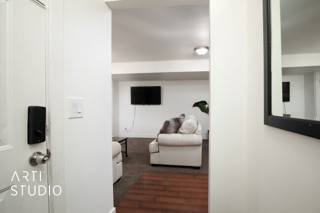 Building Photo - Adorable 3-Bedroom Condo in Prime Provo Lo...