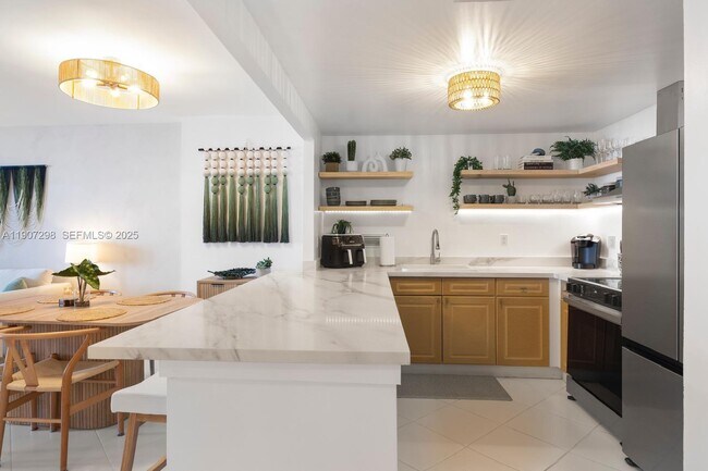 Building Photo - 2301 Collins Ave