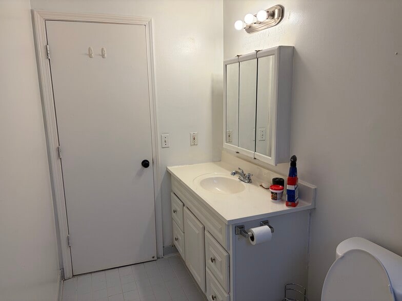 Building Photo - 15541 Frazho Rd