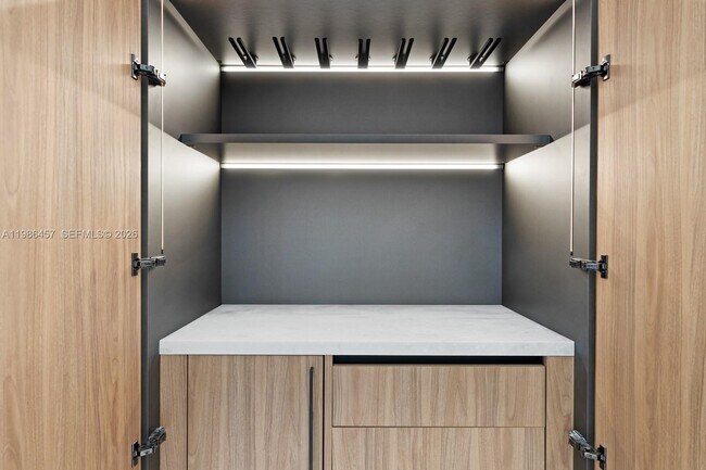 Building Photo - 493 Holiday Dr