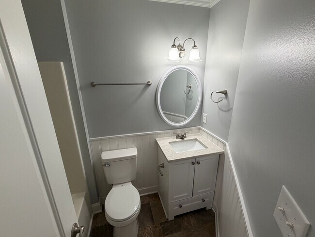 Building Photo - Remodeled bathrooms, new kitchen in this Nashville beauty - REDUCED!!