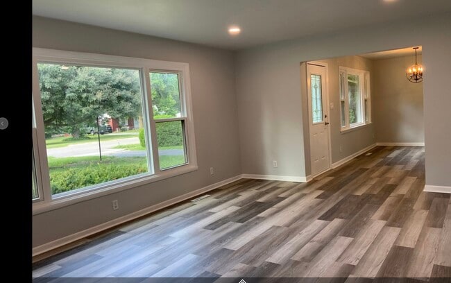 Building Photo - 3929 Pinecrest Rd