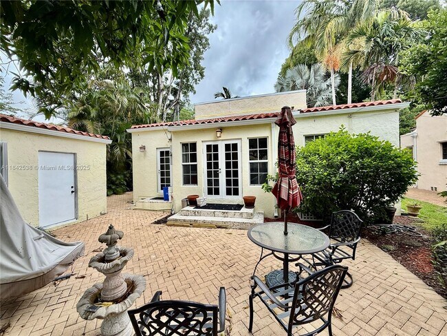 Building Photo - 544 San Lorenzo Ave
