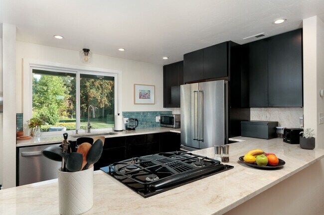 Building Photo - 4264 Belmont Dr