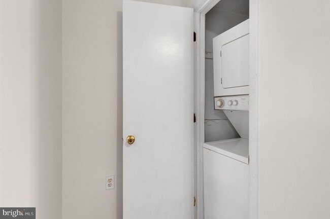 Building Photo - 240 W Girard Ave