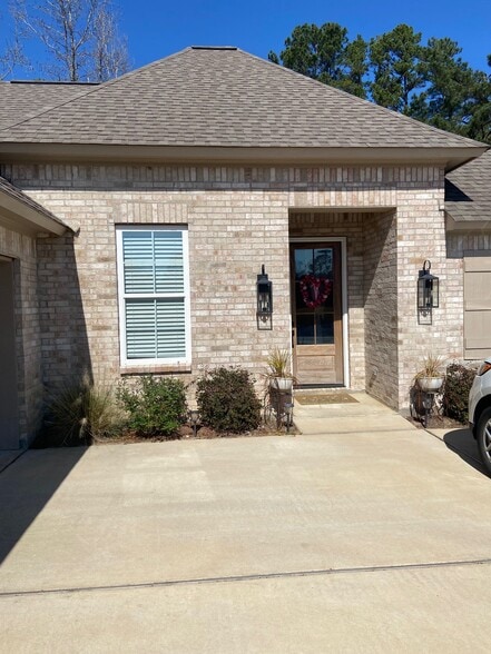 Building Photo - 228 Oak Alley Dr