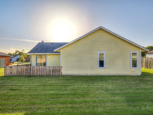 Building Photo - Charming home
