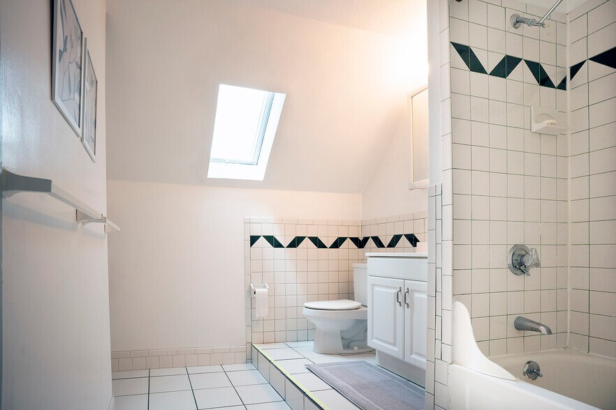 Bathroom - 18 Magnolia Sq