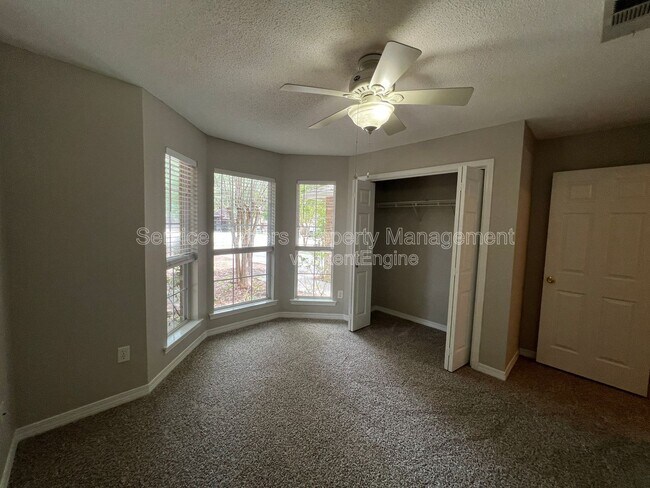 Building Photo - 5959 Sleepy Hollow Ct