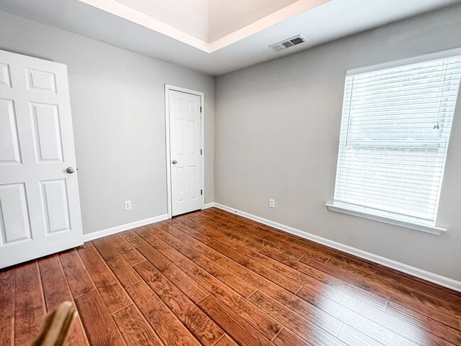 Building Photo - 3/2.5 Townhome in great Oakwood location