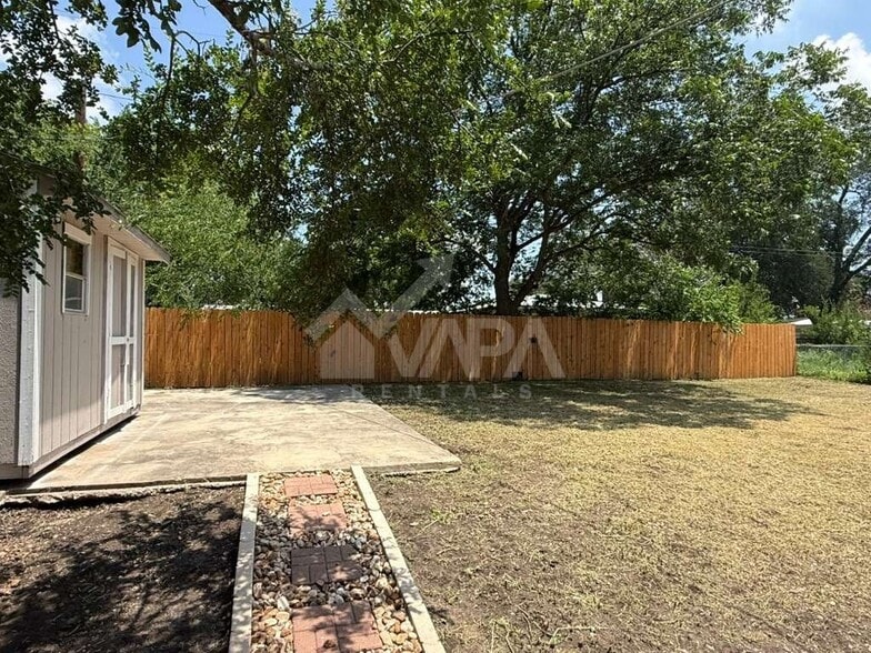 Building Photo - 515 Blakeley Dr