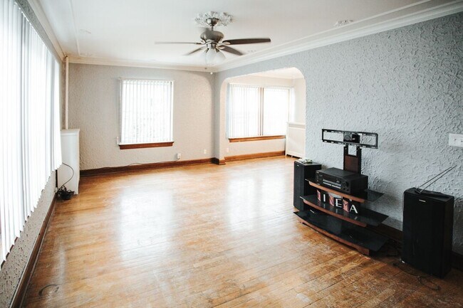 Building Photo - 727 N Capitol Ave