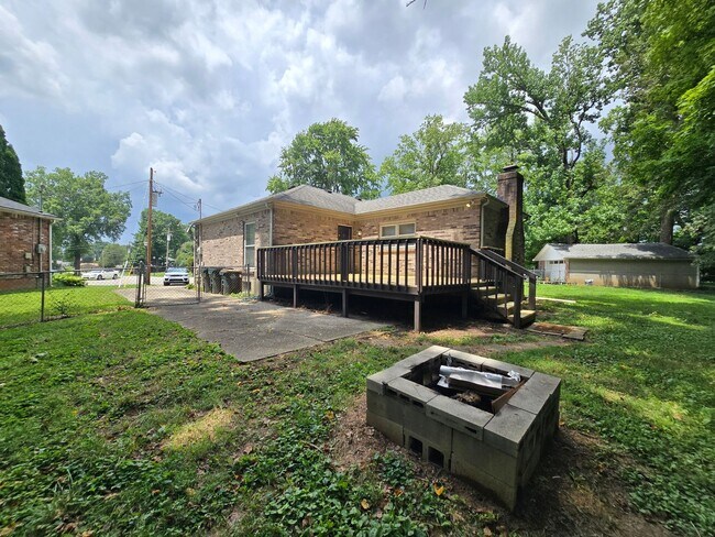 Building Photo - Brick Ranch in the heart of Jeffersontown! Featuring hardwood styled floors, 3 Bedrooms, 1.5 Bath...