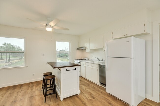 Building Photo - 7204 Avenue N 1/2 Rear