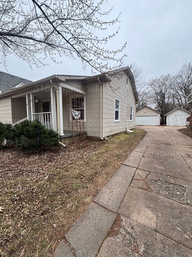 Building Photo - Two bed, Two Bath, fully fenced backyard rental available now!