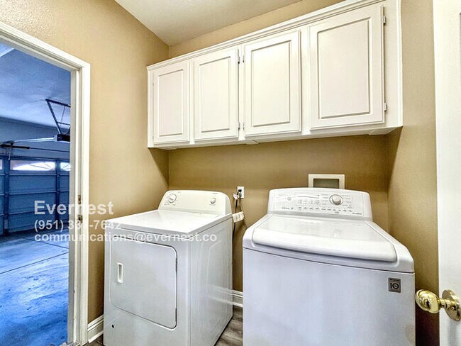 Building Photo - Beautiful 3-Bedroom Home with Fireplace an...