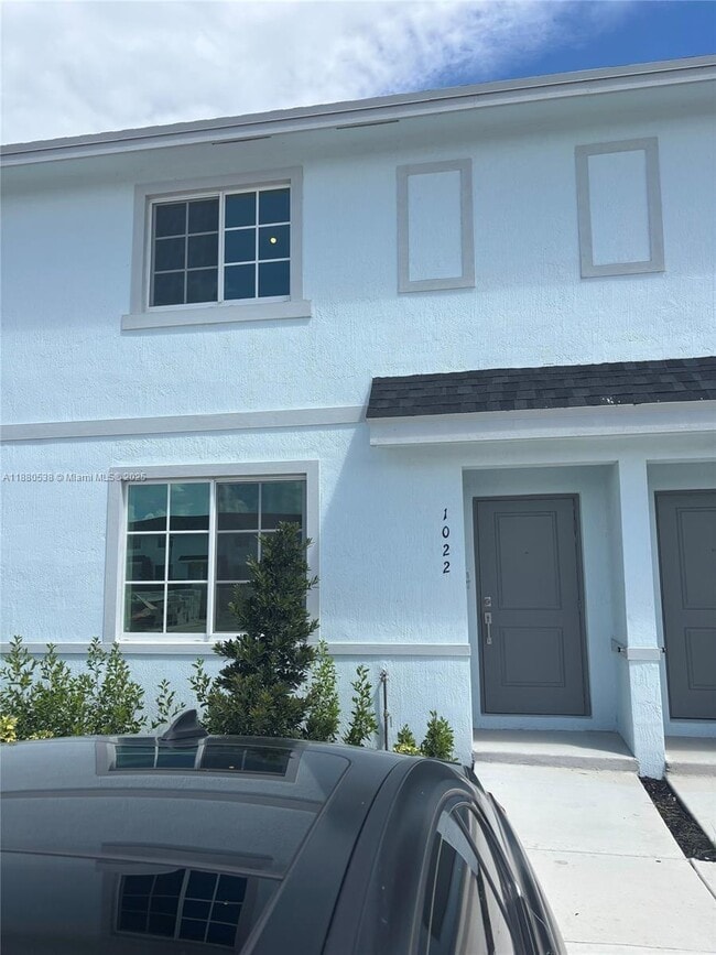 Building Photo - 1022 W Davis Pkwy