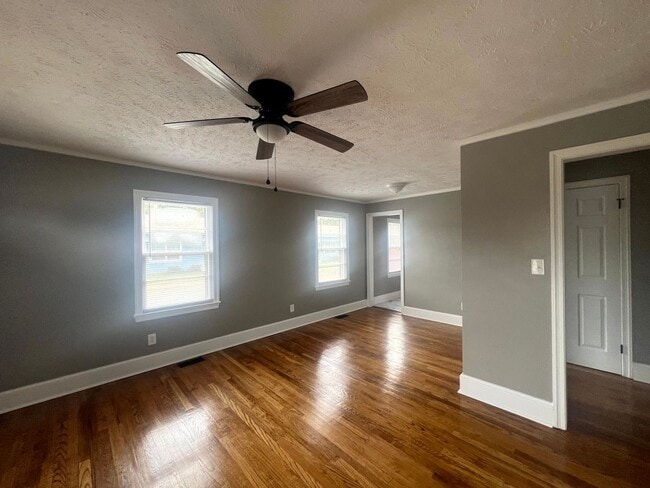 Building Photo - 124 Eastwood Ave