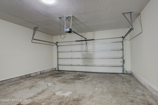 Building Photo - 417 Oasis Ln