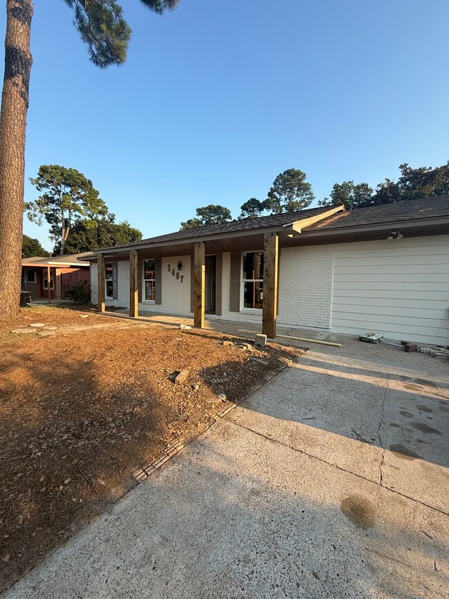 Building Photo - 1407 W Donovan St