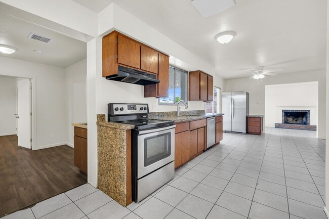 Building Photo - 6 Bedroom! 4 1/2 BATHS!  ASU! Diving Pool! Less than 1 mile to campus
