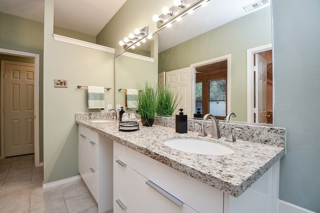 Building Photo - 4202 Creek Hollow Ln