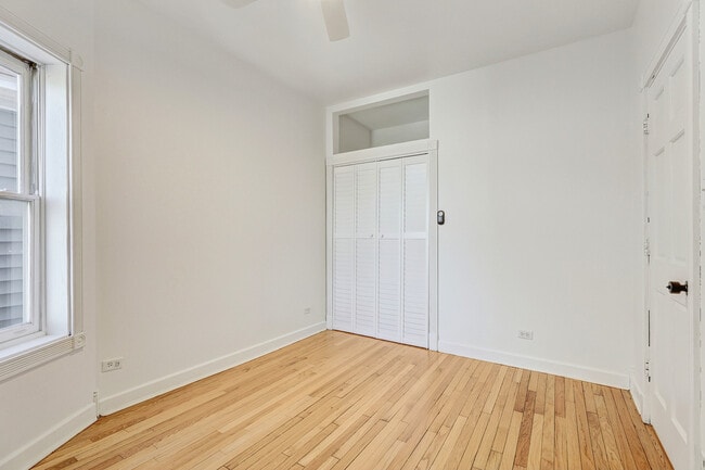 Building Photo - 2016 N Kilbourn Ave