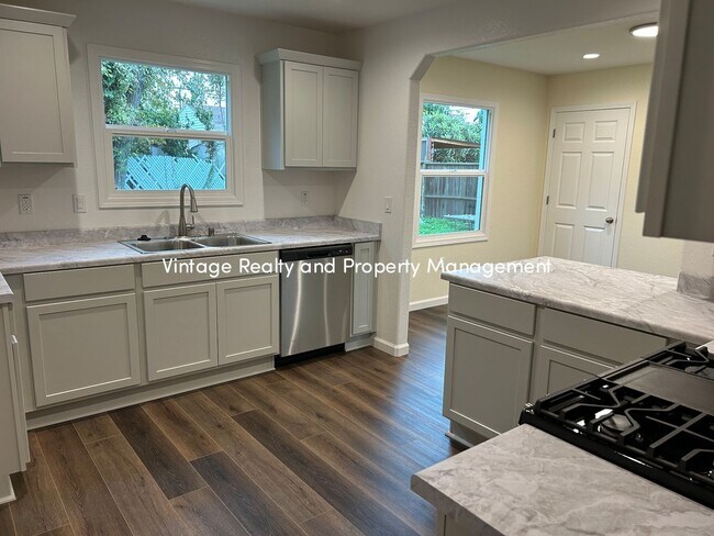 Building Photo - Just Like New Cozy 2 Bedroom Home That Is Ready to Go!!!