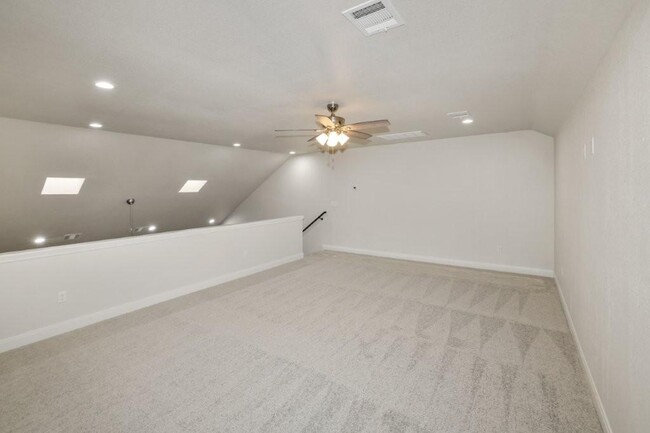 Building Photo - 7625 Woodford Ave